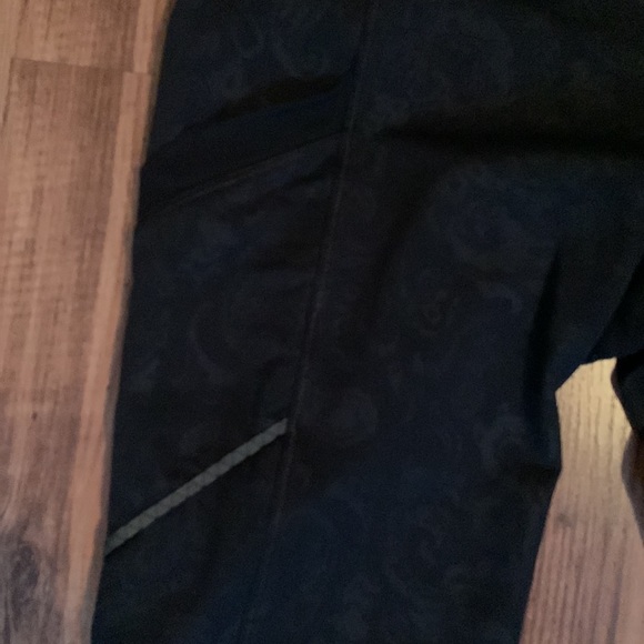 Size 4 luxtreme crops with side pockets - Picture 2 of 3